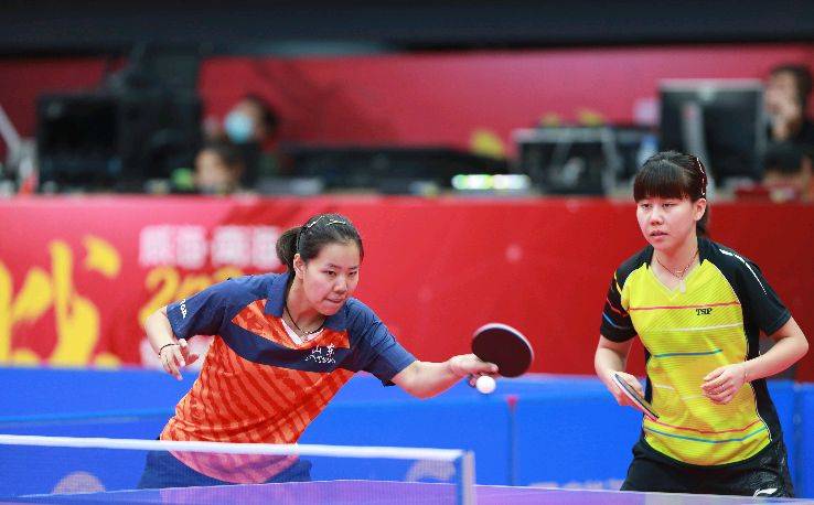 身着印有日 身着印有日